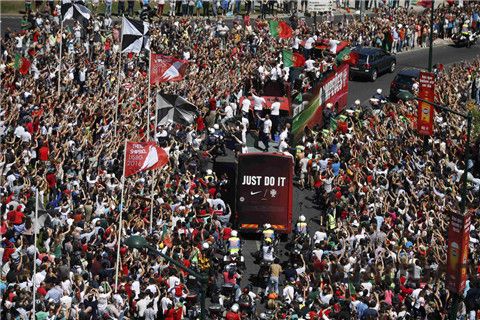  葡萄牙凱旋，萬(wàn)人空巷