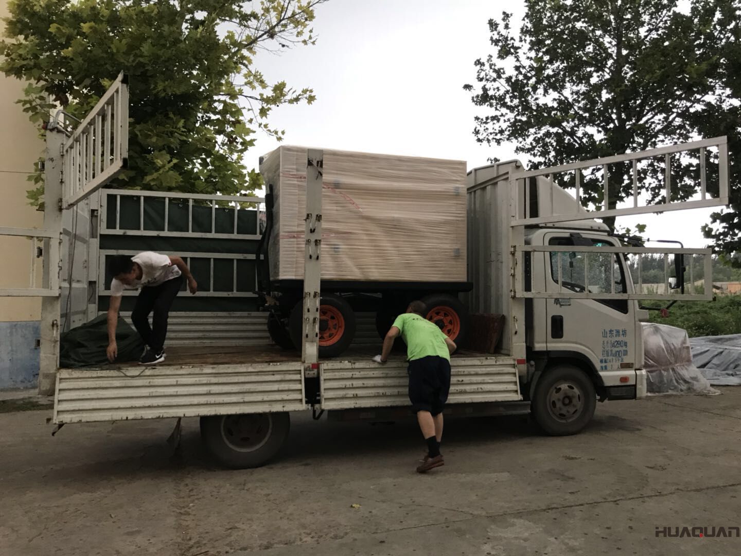  7月27號一臺50kw移動拖車（含棚）型柴油發電機組發往海南