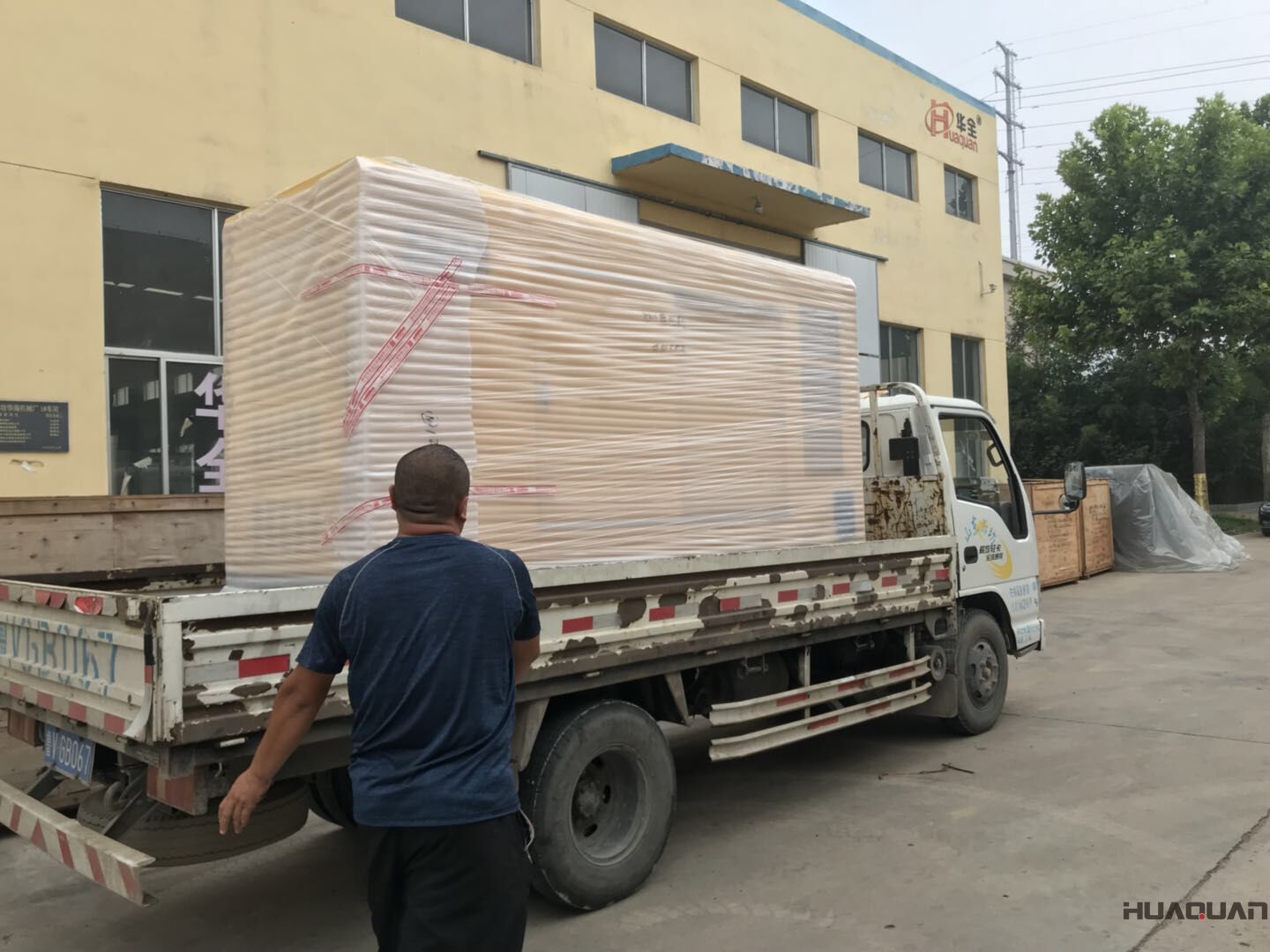 8月1日，羅先生訂制的一臺100kw移動靜音拖車柴油發電機組由華全動力順利發往山東省