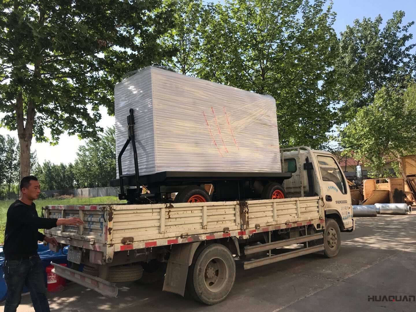 10月9日一臺(tái)30kw移動(dòng)拖車（含棚）型柴油發(fā)電機(jī)組發(fā)往山東
