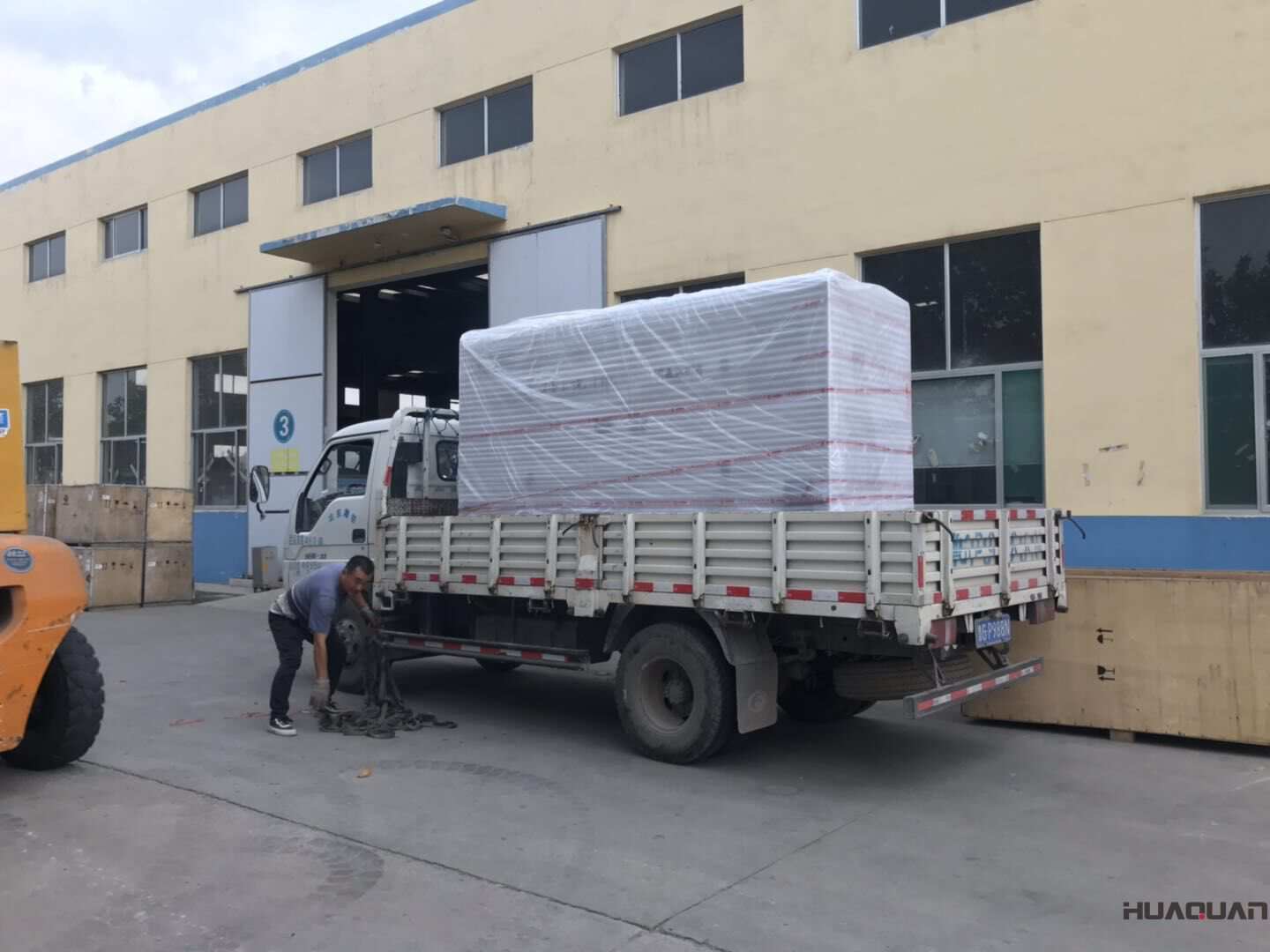 淄博李先生從華全動力訂購的一臺150kw箱式自啟動柴油發電機組于10月18日成功發貨