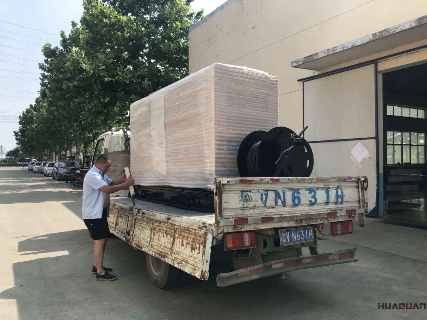 一臺(tái)30kw靜音箱柴油發(fā)電機(jī)組于10月21日從華全動(dòng)力順利發(fā)往“天府之國(guó)”四川