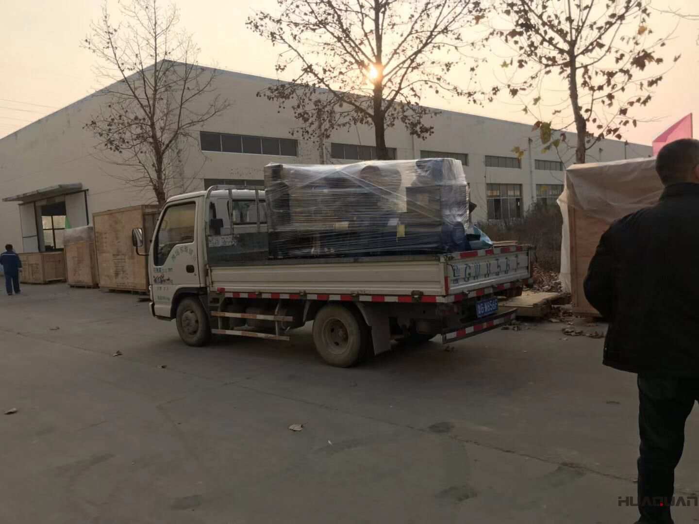 薛先生從華全動力訂購的120kw和150kw標配柴油發電機組已于11月25日成功發往福建省