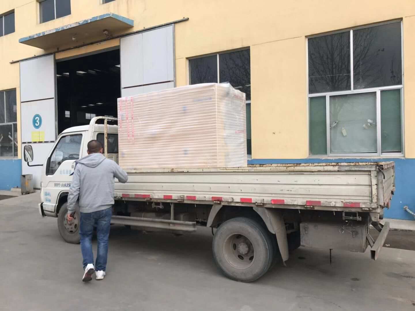 12月14日，王先生從華全動力訂購的15kw靜音箱柴油發(fā)電機組順利發(fā)往山東省