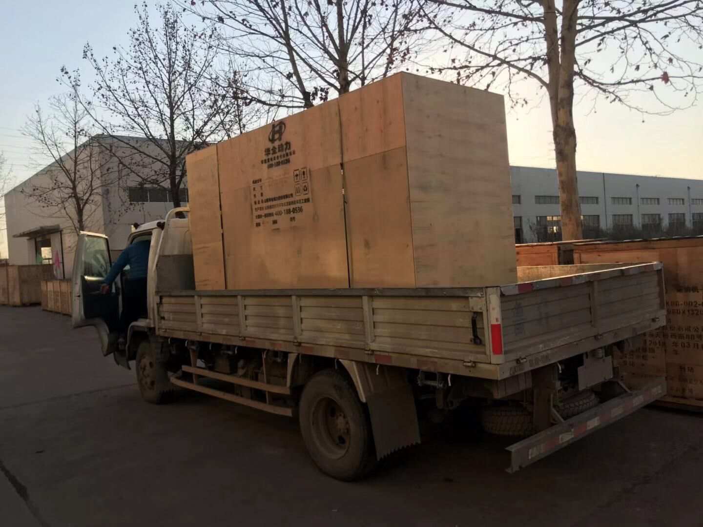 12月22日，一臺300kw靜音箱柴油發(fā)電機組從華全動力順利發(fā)往甘肅省