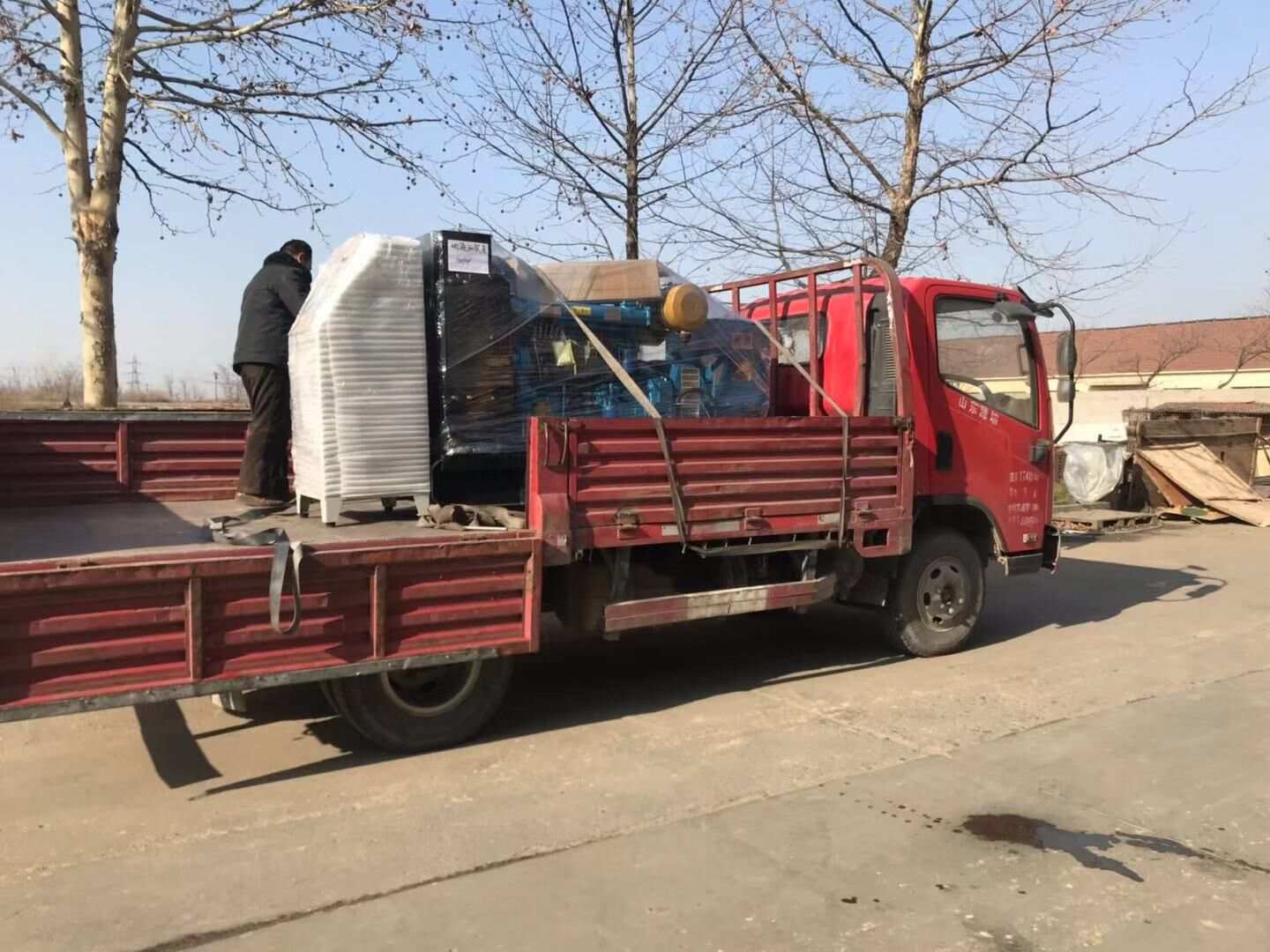 山東省于先生從華全動(dòng)力采購(gòu)的250kw自動(dòng)化柴油發(fā)電機(jī)組于1月29日順利發(fā)往目的地