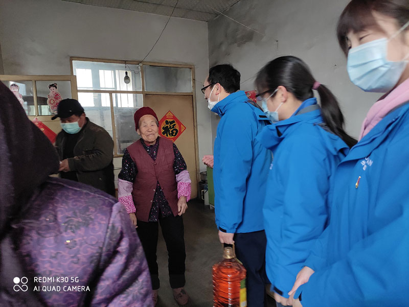 華全動力黨支部一行向困難群眾送去花生油、大米和美酒禮盒等禮品